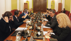 4. фебруар 2025. Председник Одбора за финансије, републички буџет и контролу трошења јавних средстава у разгвору са представницима ММФ 